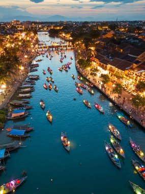 Çarpıcı insansız hava aracı görüntüleri, Hoi An, Vietnam 'da alacakaranlıkta parlayan fener teknelerini ve aydınlatılmış sokakları yakalıyor. Yayımsal kullanım, seyahat tanıtımları ve kültürel hikaye anlatımları için mükemmel..