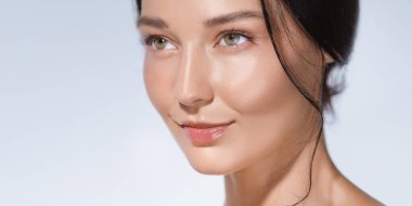Kusursuz, parlak bir teni ve yumuşak doğal ışıklandırmada ince makyajı olan beyaz bir kadın. Yüksek kalite cilt bakımı güzellik, kozmetik, spa, sağlık ve yüz bakımı için ideal.