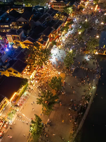 Hoi Ans 'ın tepeden tırnağa gece görüşü canlı caddeler fenerlerle ve hareketli kalabalıklarla parıldıyor. Vietnam 'ın canlı bir sahnesi. Kültürel cazibe, seyahat editörleri, reklamlar ve turizm promosyonları için ideal..