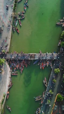 Hoi An, Vietnam 'daki tarihi Japon Kapalı Köprüsü' nden geçen turist kalabalığının insansız hava aracı görüntüleri. Seyahat, kültür, turizm ve Güneydoğu Asya 'nın tanıtım içeriği için harika.