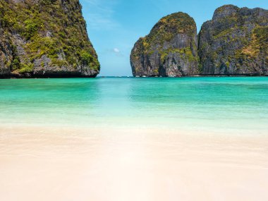 Maya Körfezi, Phi Phi Adaları, Tayland 'da kireçtaşı uçurumları olan el değmemiş beyaz kumsal ve turkuaz suları, egzotik seyahat konsepti, yaz tatilleri, yüksek kaliteli tanıtım kullanımı.