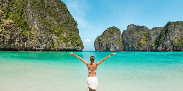 Parlak ciltli ve modaya uygun bir tarzı olan genç bir kadın Maya Körfezi, Tayland 'da yükselen kollarıyla, özgürlük kavramı, egzotik seyahat, sağlık, lüks yaşam tarzı, yüksek kaliteli promosyon kullanımı.