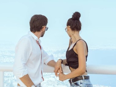 Genç çift, Antalya kıyı şeridi ve şehir manzarasına hayran kalarak Tunektepe bakış açısını benimsedi. Seyahat, romantik yaşam tarzı ve turizm odaklı reklamlar için harika..