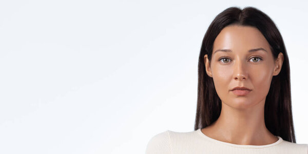 Серьёзная белая женщина в бежевом топе позирует на белом фоне с копировальным пространством. Идеально подходит для концепций красоты, красоты, здоровья и брендинга. Качественное, минималистичное студийное изображение.