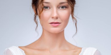 Beyaz tenli, doğal güzellikte, beyaz tenli, doğal bir kadın. Cilt bakımı reklamları, kozmetik ürünleri markalaştırma, sağlık görselleri ve minimalist kampanyalar için mükemmel..