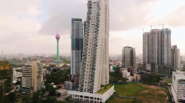 Sri Lanka 'nın başkenti Colombo' da bulunan Altair Kulesi, Nilüfer Kulesi ile Beira Gölü üzerinde yükselir. Gayrimenkul, mimari, seyahat ve kentsel markalaşma için yüksek kaliteli imaj ideal.