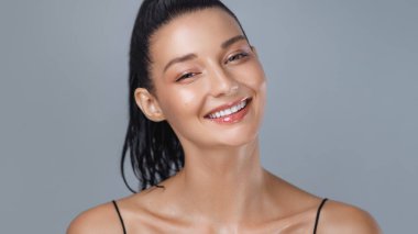 Egzersiz sonrası parlak tenli, mutlu, terli, beyaz bir kadının stüdyo portresi. Güzellik ve spor konsepti sağlık, cilt bakımı, kaplıca ve aktif yaşam tarzı pazarlaması için idealdir..