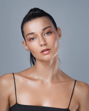 Egzersiz seansından sonra yüzü kameraya dönük çiğ tenli, yorgun gözlü, beyaz bir kadın. Güzellik ve zindelik kavramı sağlık, cilt bakımı veya sporla ilgili pazarlama kullanımı için idealdir..