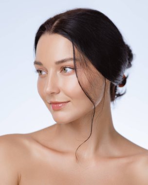 Beyaz tenli, yanlarda parlayan genç bir kadının doğal güzel bir fotoğrafı. Kozmetik, kaplıca, sağlık ve güzellik ürünü reklamları için yüksek kaliteli cilt bakımı konsepti.