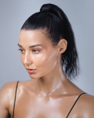 Kafkas modeli, nemli bir cildi ve egzersizden sonra sakin bir yüzü var. Cilt bakımı, spor iyileştirme, sağlık veya sağlık temalı reklamcılık ve markalaşma için yüksek kalite güzellik portresi ideal.