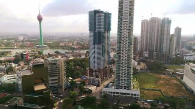 Colombo 'da Lotus Kulesi ve Beira Gölü manzaralı modern lüks gökdelenlerin insansız hava aracı görüntüleri - emlak, ticari ve mimari tanıtım içeriği için mükemmel.