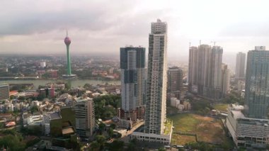 Colombo, Sri Lanka 'daki Altair Kulesi ve Lotus Kulesi' ni gösteren sinemada Beira Gölü ve lüks gökyüzü - mimarlık, emlak ve yatırım tanıtımları için ideal.