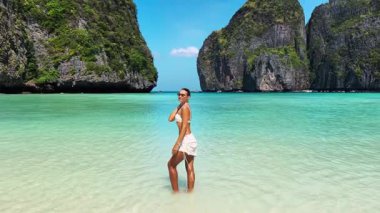 Moda düşkünü kadın ağır çekimde Maya Körfezi, Phi Adaları 'nda tropikal suların tadını çıkarıyor. Üst düzey seyahat, güzellik, moda ve yaşam tarzı tanıtım kampanyaları için mükemmel bir konsept..