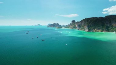 Tayland, Krabi 'deki Railay Sahili' nin güzel hava manzarası. Açık zümrüt deniz, kireçtaşı kayalıklar ve geleneksel tekneler. Seyahat pazarlama, turizm reklamları ya da tropikal tanıtımlar için mükemmel..