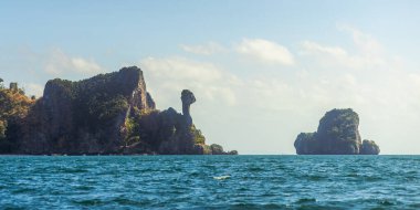 Tavuk Adası 'nın güzel deniz manzarası, Krabi, Tayland' da ünlü bir kireçtaşı oluşumu, okyanustan bakıldığında egzotik seyahat, tropikal doğa ve güneydoğu Asya turizmi tanıtımı..
