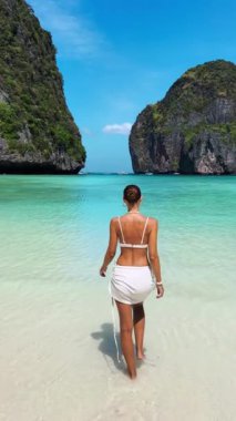 Maya Körfezi, Koh Phi Phi 'de turkuaz suya giren kadının arka görüntüsü. Lüks bir tatil, özgürlük, güzellik ve tropikal seyahat yaşam tarzı. Yaz tanıtım içeriği için ideal.