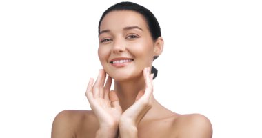 Gülümseyen genç bir kadının stüdyo portresi. Parlak, sağlıklı bir teni ve temiz beyaz bir arka planda minimum makyajı var. Güzellik reklamları, cilt bakımı ve sağlıklı görünüm için mükemmel..