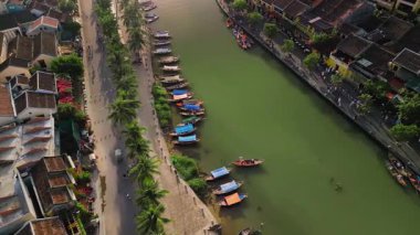 Hoi An 'ın nehir pazarı manzaralı, tekne ve sokak satıcılarıyla dolu. Seyahat blogları, Güneydoğu Asya turizm tanıtımları ve canlı şehir yaşam tarzı içeriği için harika.