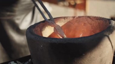 Ağır çekimde metalin bir dökümhanede eritilmesi yoğun ısı ve endüstriyel süreci gözler önüne seriyor. Kavramsal tanıtımlar, reklamlar ve eğitim içeriği için ideal.