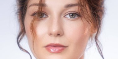 Kusursuz, parlak ciltli ve parlak dudaklı beyaz bir kadının aşırı yakın çekimi. Cilt bakımı, doğal güzellik, kozmetik reklamcılık ve temiz minimalist refah temaları için ideal..