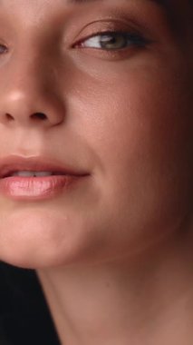 Kusursuz cildini, pürüzsüz dokusunu ve ince makyajını vurgulayan güzel bir kadının aşırı yakın çekimi. Yumuşak bakışları ve parlak teni bu görüntüyü güzellik ve cilt bakımı için ideal kılıyor.