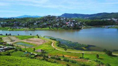 Sinema videosu Sri Lanka 'nın ikonik çay tarlaları üzerinde Gregory Gölü ve yemyeşil tepeler manzarasıyla sorunsuzca uçuyor. Seyahat reklamları, turizm veya çevre görüntüleri için mükemmel..