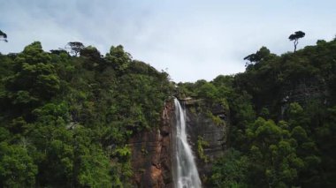 Sinema insansız hava aracı, Nuwara Eliya 'daki yemyeşil yağmur ormanlarına doğru kızıl uçurumlardan akan Aşıklar Şelalesi' ni takip ediyor. Seyahat, doğa ve belgesel için mükemmel..