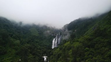 Çarpıcı hava zoom 'u, Bomburu Ella şelalesinin Sri Lanka' nın ormanlık dağlık arazilerindeki dramatik düşüşünü gözler önüne seriyor. Sinema, belgesel veya turizm içeriği için ideal.