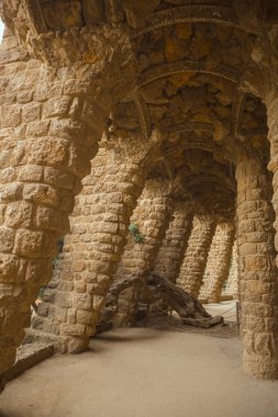 Park Guell, Barcelona 'daki taştan sütunlar ve eğimli kemerler Antoni Gaudi' nin eşsiz mimarisini gözler önüne seriyor. Seyahat içeriği, mimari özellikler ve Avrupa turizm tanıtımları için ideal.