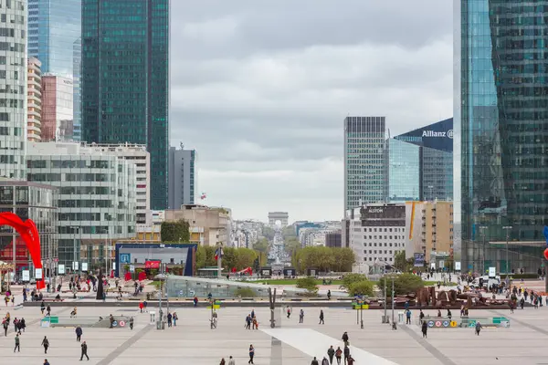 La Defense 'a geniş bir bakış açısı, Paris' in modern iş bölgesi, camdan gökdelenler, kalabalık yaya bölgeleri ve şirket ofisleri. Finans, mimari ve kentsel yaşam tarzı içeriği için ideal.
