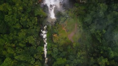 Dramatik insansız hava aracı, Bomburu Ella 'nın verimli yağmur ormanları ve puslu dağlarla çevrili çok katmanlı şelalelerini ortaya çıkardı. Sinema, seyahat ve macera görüntüleri için ideal.