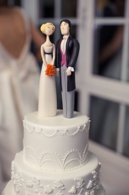 Modern, minimalist gelin ve damat figürleriyle süslenmiş çok kaliteli bir düğün pastası. Düğün davetiyeleri, reklamlar ve etkinlik promosyonları için mükemmel..