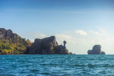 Tayland, Krabi 'deki Tavuk Adası' nın okyanus manzarası. Tropik suların üzerinde ikonik kaya oluşumu, doğa harikası kavramı, güneydoğu Asya seyahati ve egzotik doğa kaçış tanıtımı..