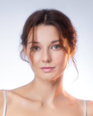 Beyaz tenli ve doğal görünümlü beyaz bir kadının stüdyo portresi. Cilt reklamları, kozmetik endüstrisi görselleri, sağlık markaları ve modern güzellik kampanyaları için idealdir..