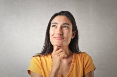 Rüya gibi yüzü olan genç bir kadının portresi.