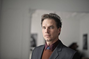 Evdeki adamın portresi