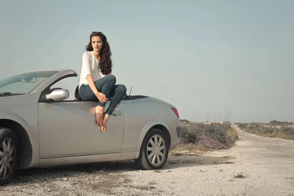 Молодая Женщина Сидящая Автомобиле Откидным Верхом — стоковое фото