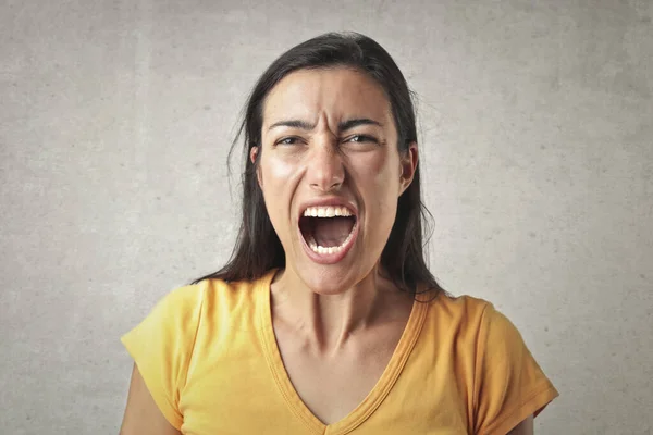 Portret Krzyczącej Młodej Kobiety — Zdjęcie stockowe