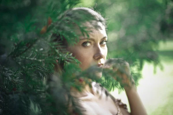 Kvinna Fotograferad Genom Bladen Ett Träd — Stockfoto