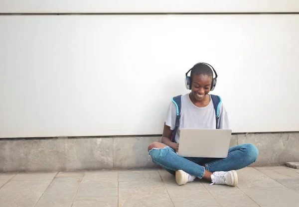 Молодая Женщина Сидящая Спиной Стене Работает Компьютером — стоковое фото