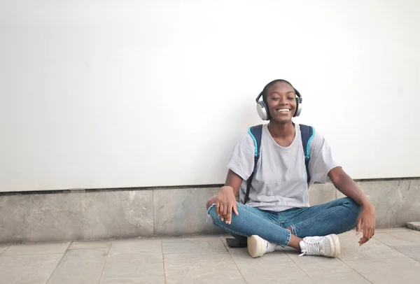 Joven Sentada Con Espalda Una Pared Escucha Música — Foto de Stock