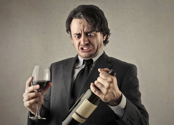 Muž Pije Nechutné Víno — Stock fotografie