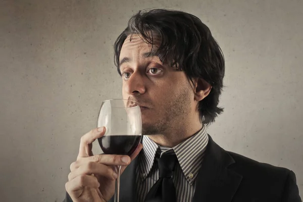 Άνθρωπος Πίνει Ένα Ποτήρι Κρασί — Φωτογραφία Αρχείου