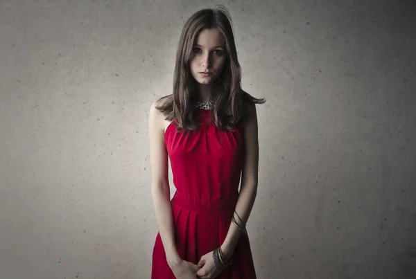 Портрет Молодой Женщины Темной Комнате — стоковое фото