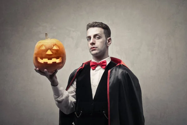 Retrato Del Hombre Disfrazado Drácula Con Una Calabaza Halloween Mano —  Fotos de Stock
