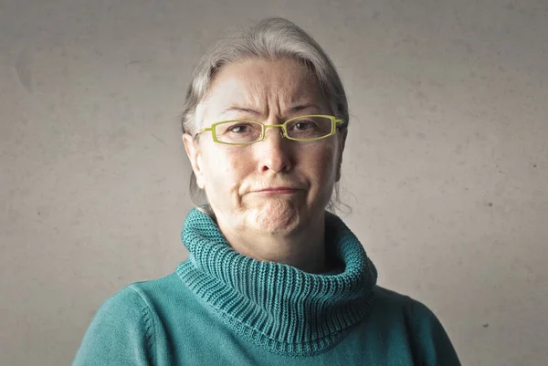 Portret Van Oudere Dame Met Twijfelachtige Uitdrukking — Stockfoto