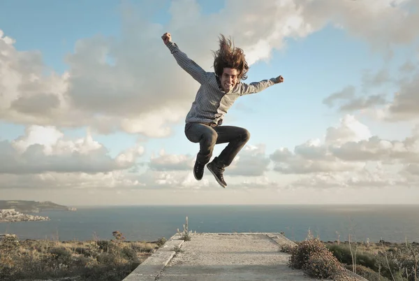 Junger Mann Meer Springt Glücklich — Stockfoto