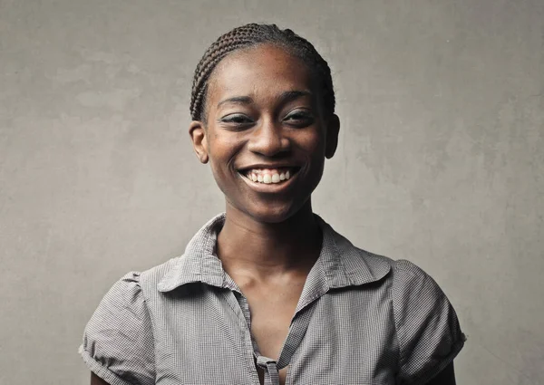 Portret Młodej Uśmiechniętej Kobiety — Zdjęcie stockowe