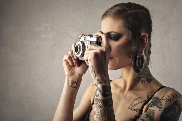 Young Woman Takes Picture Vintage Camera — Stock Photo, Image