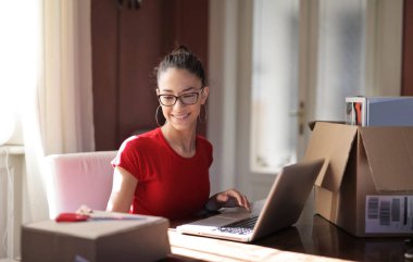 Bir paket sevkiyatını organize ederken genç bir kadının portresi